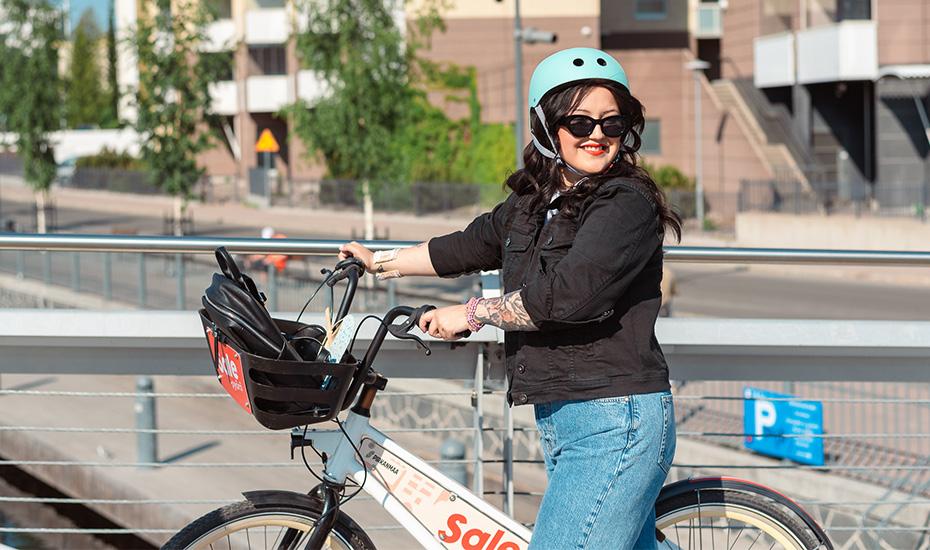 A woman with a city bike on the Laukonsilta Bridge. 