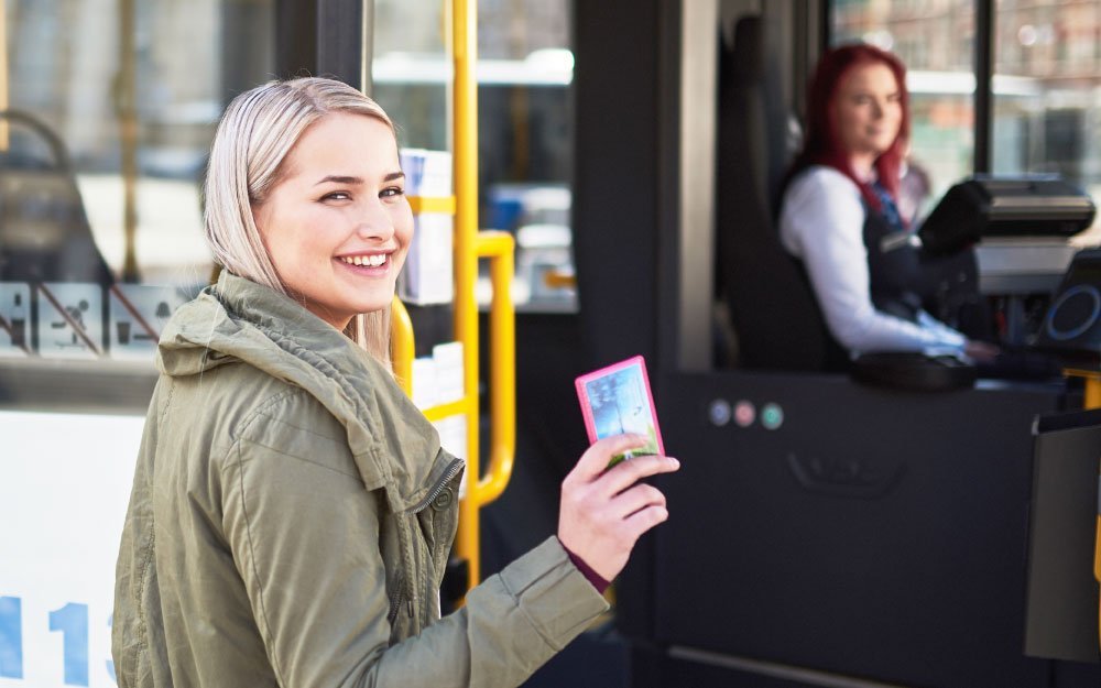 Nainen nousemassa bussin kyytiin Nyssen matkakortti kädessä. 